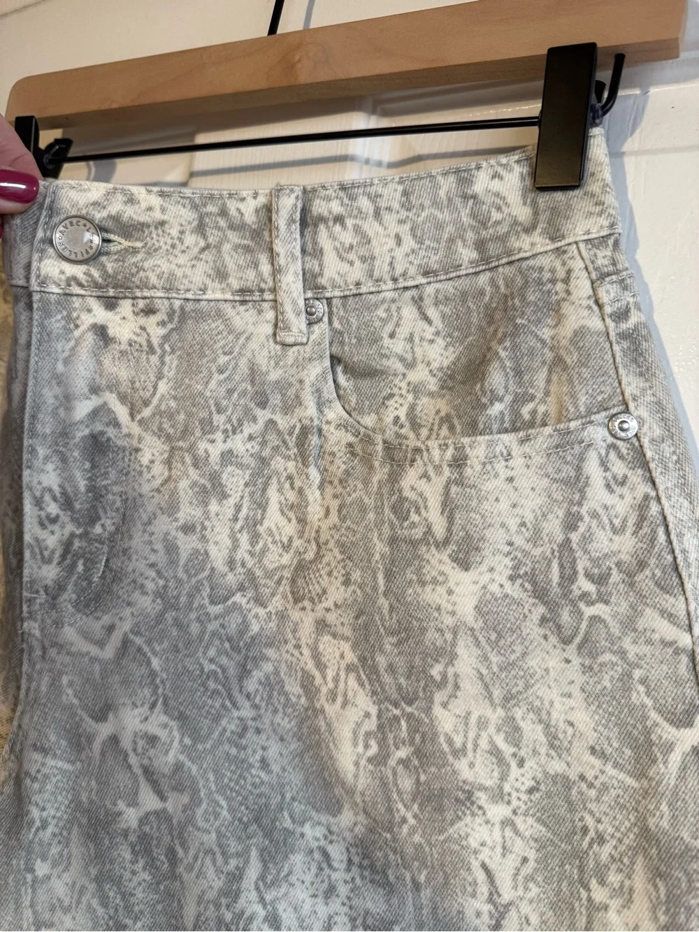 Avec Les Filles Faux Snakeskin Bermuda Shorts Ecru Python Size 27 NWT
